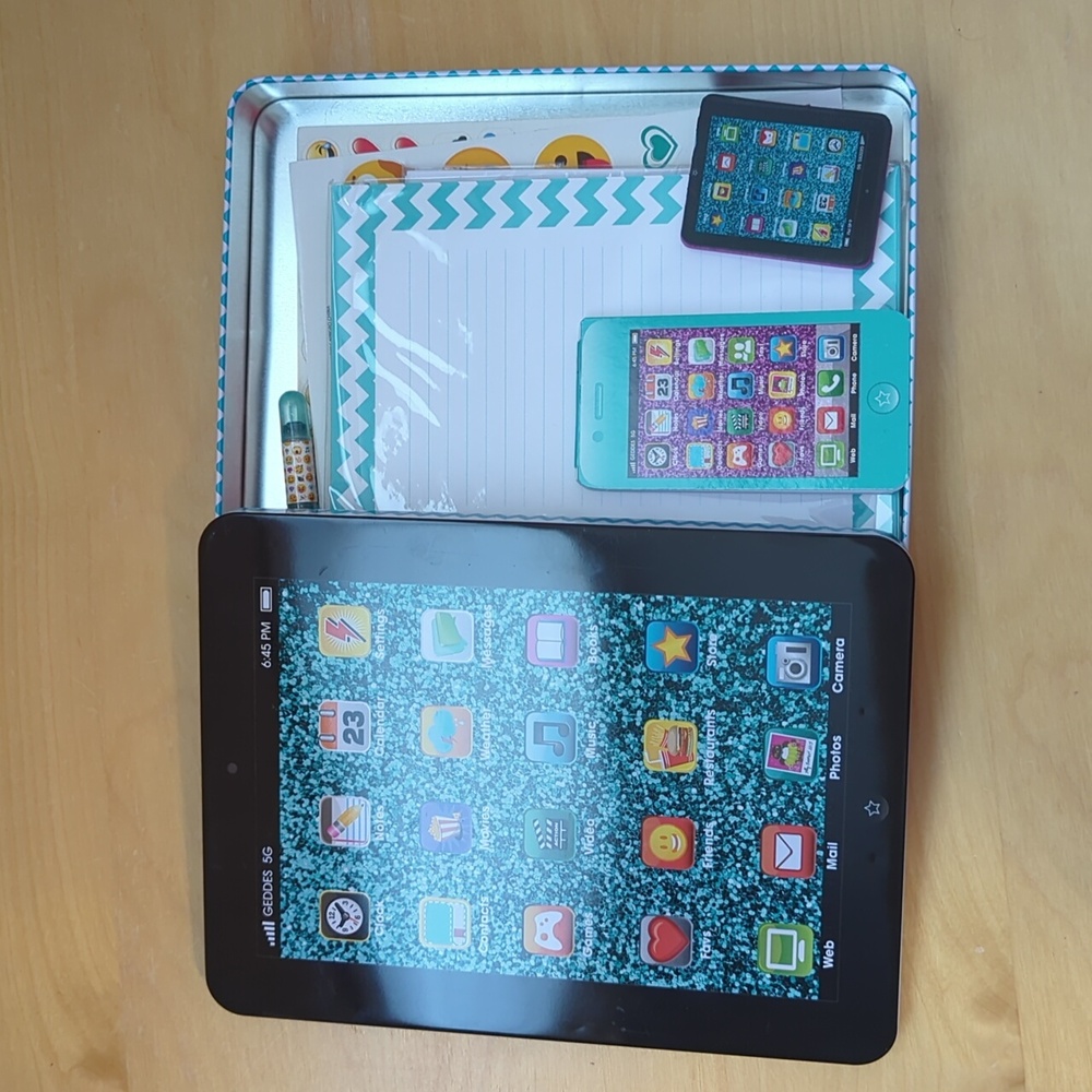 Emoji Accessories Set In Tin New